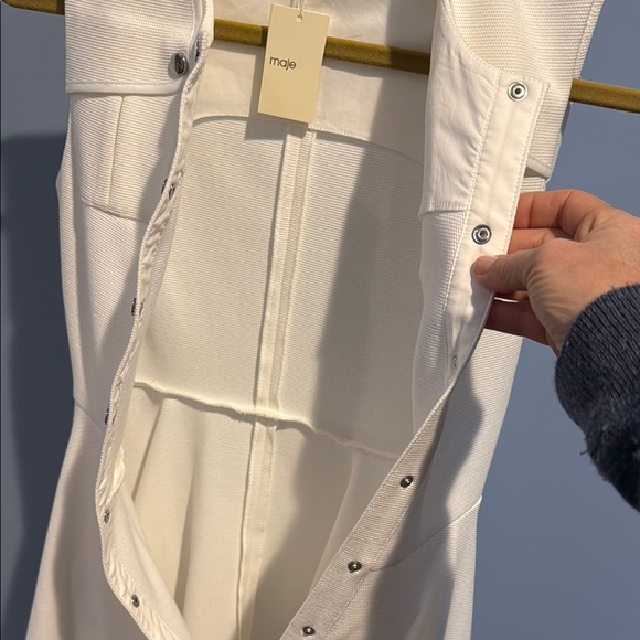 Elegant White Sleeveless Dress - Picture 4 of 5